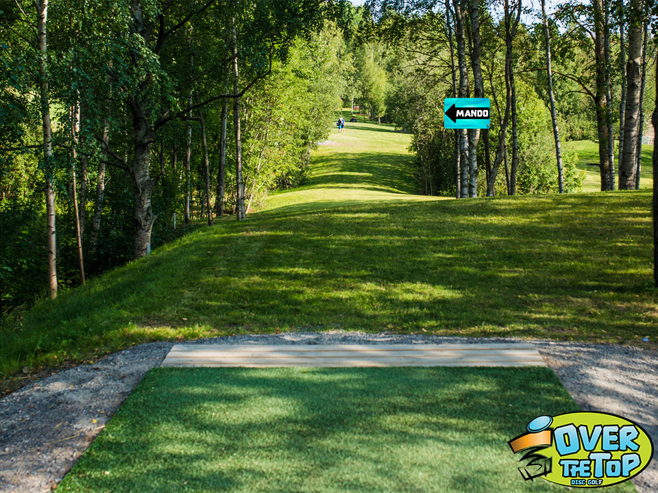 Fairway tree mounted blue Mando directional course sign